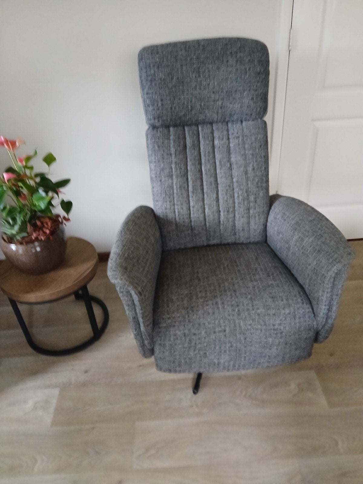 Comfortabele grijze relaxfauteuil met stoffen bekleding, Ophalen, 75 tot 100 cm, Zo goed als nieuw, Stof
