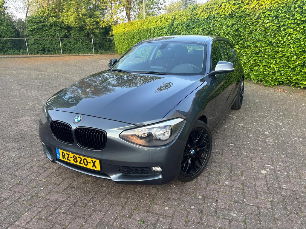 BMW 1-Serie 114I Sport Line 220PK - 18 Inch - Navi - Climate, 1-Serie, Achterwielaandrijving, 4 cilinders, Parkeersensor