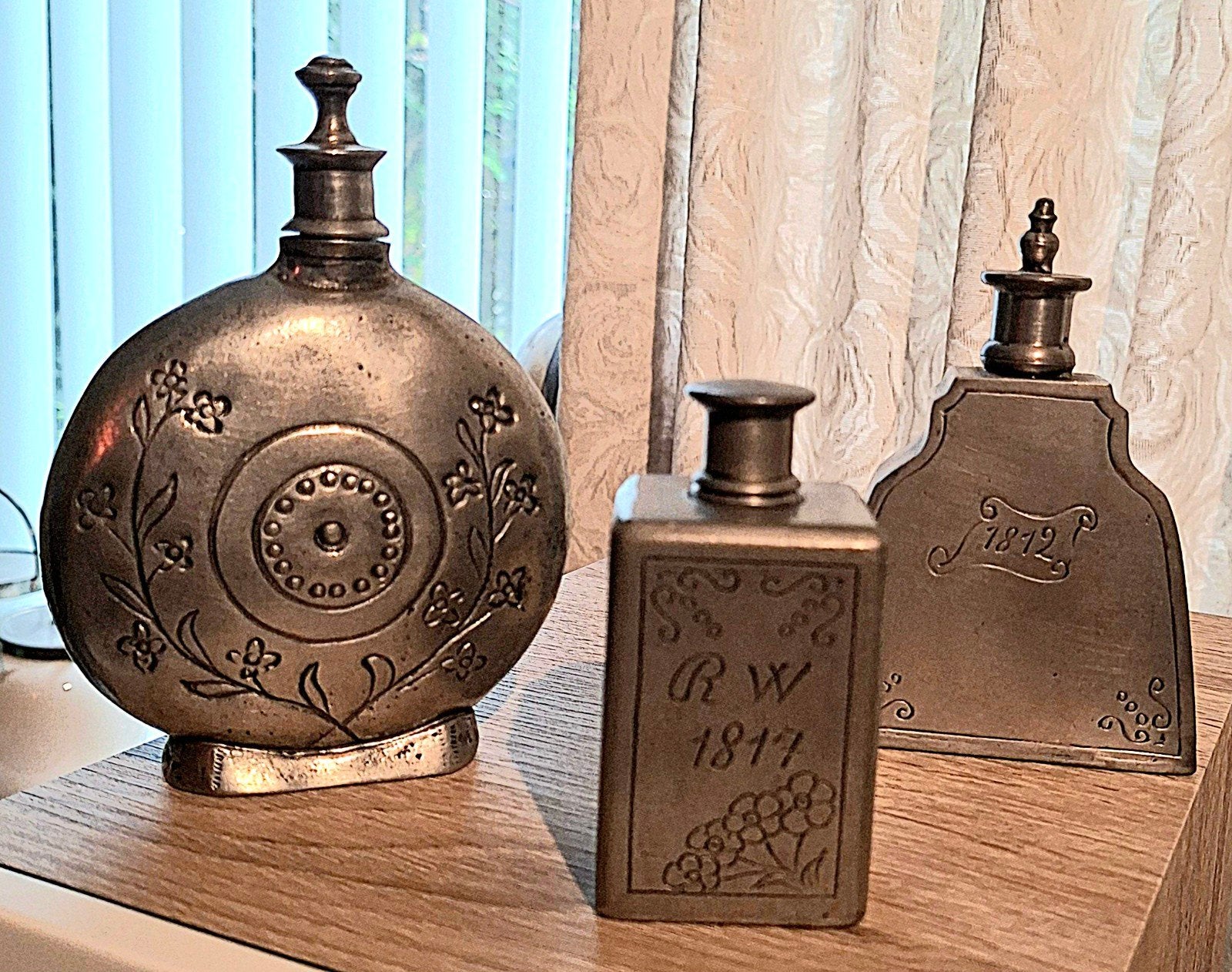 Set van 3 oude tinnen flesjes, gemerkt 95% tin, gegraveerd, Ophalen of Verzenden
