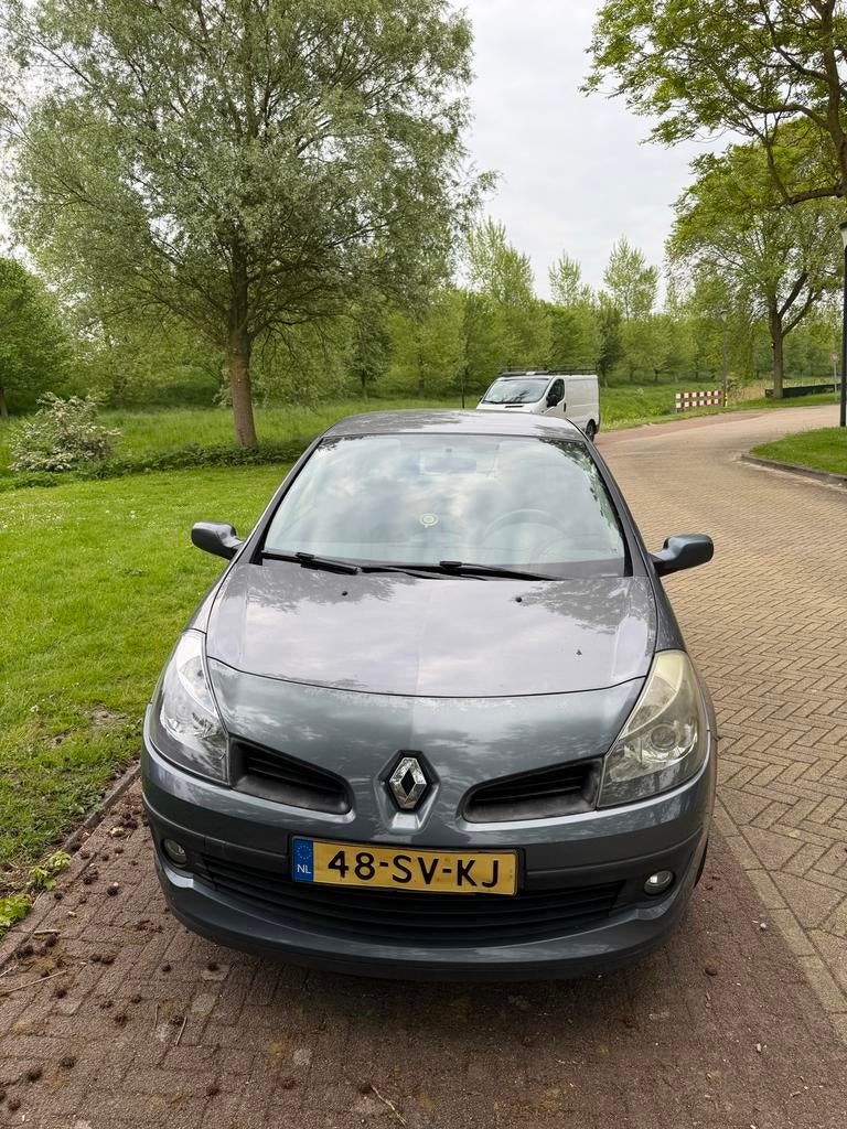 Renault Clio 1.4 16V 72KW 3-DRS E4 2006 Blauw, Auto's, Renault, Voorwielaandrijving, 4 cilinders, Blauw, 49 €/maand