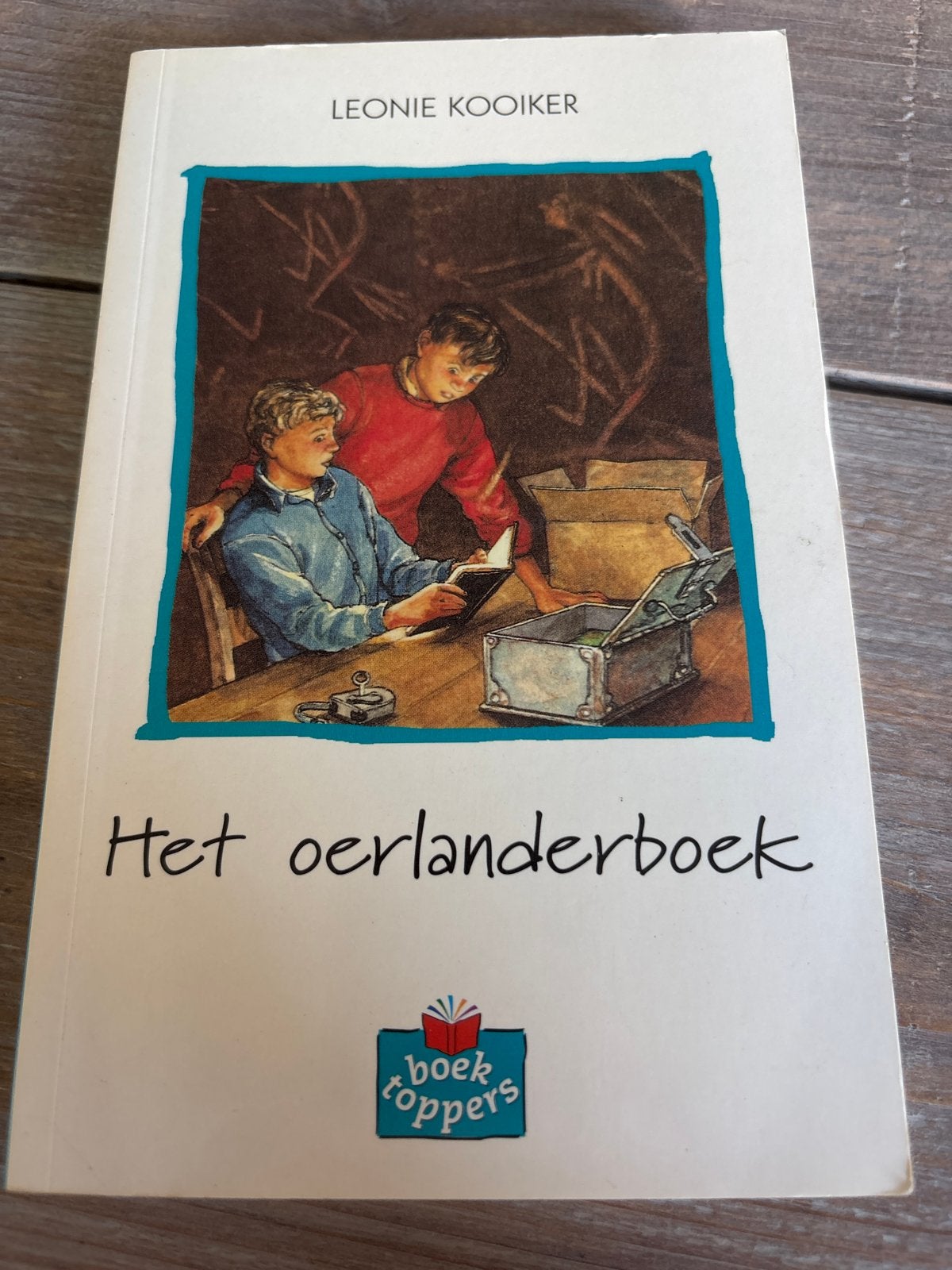 Het Oerlanderboek - Leonie Kooiker (Boektoppers), Ophalen of Verzenden, Gelezen, Fictie algemeen