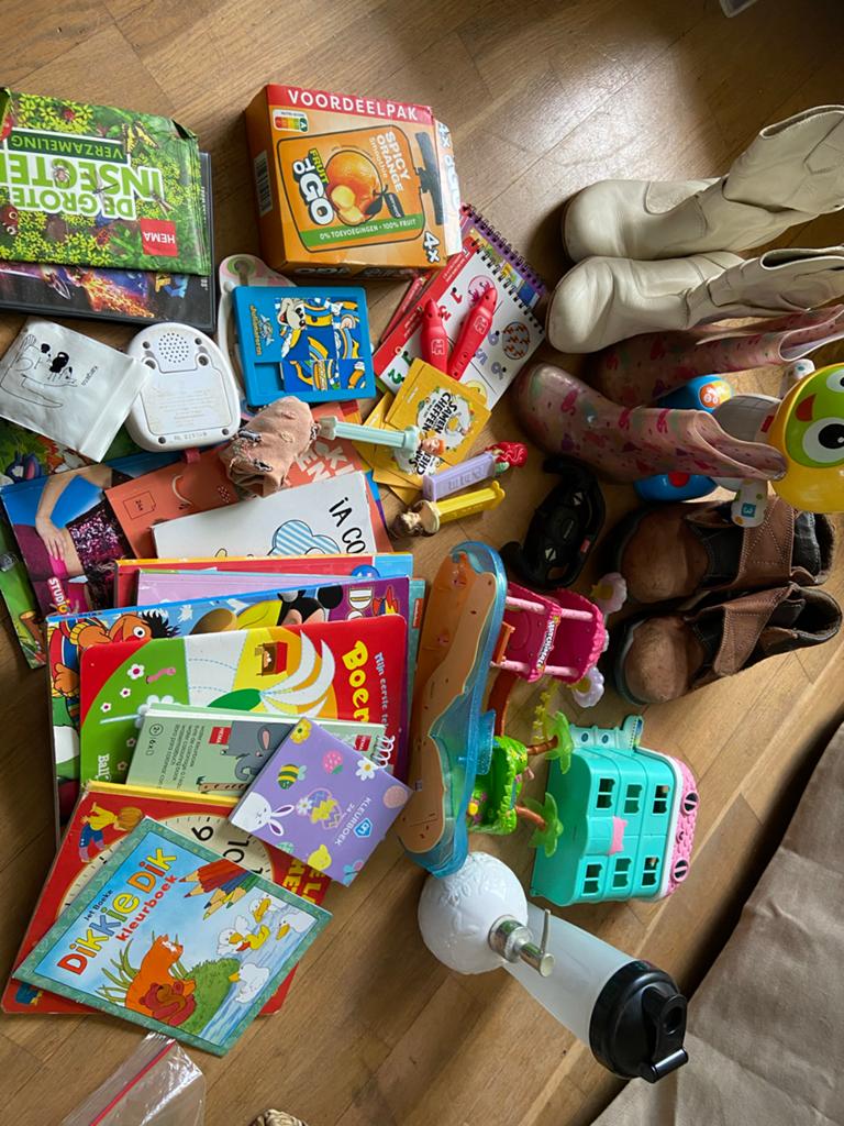 Gratis ophalen: wasmand speelgoed en boeken, Diversen, Rommelmarktspullen, Ophalen of Verzenden, Zo goed als nieuw