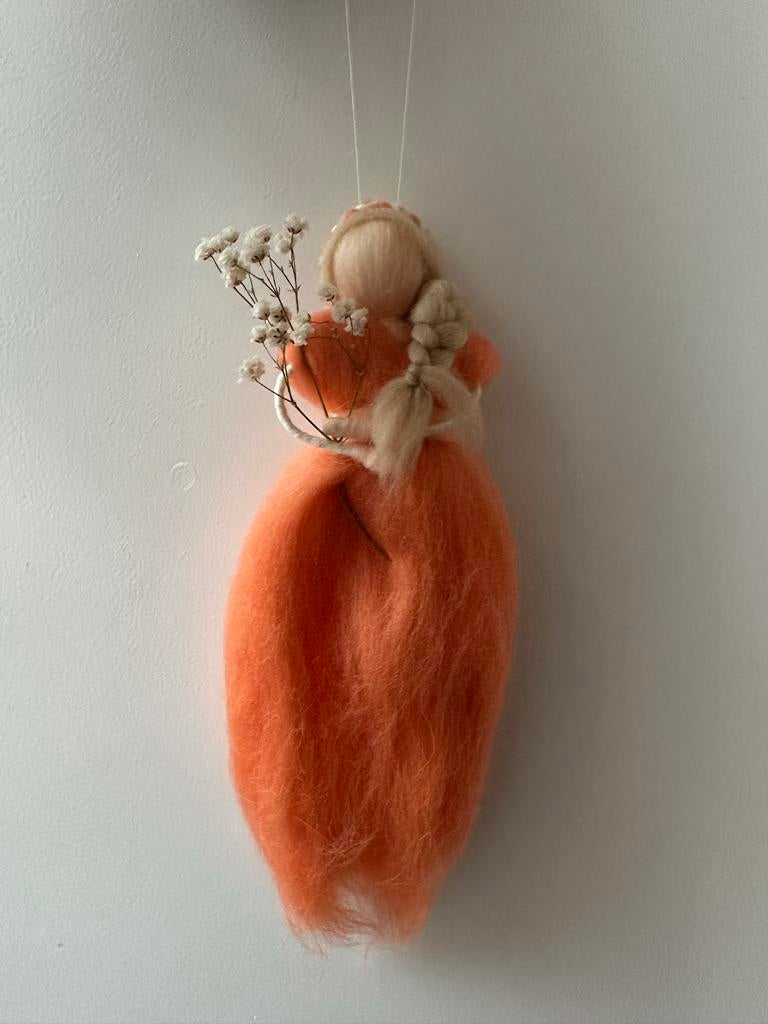 Handgemaakte vilten engel met bloemen, Hobby en Vrije tijd, Knutselen, Nieuw, Knutselwerk, Ophalen of Verzenden