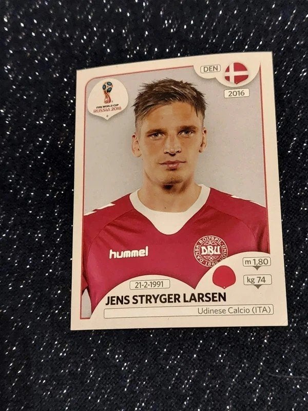 Panini/Sticker/Jens Stryger Larsen/Denemarken/WK 2018, Ophalen of Verzenden, Nieuw, Buitenlandse clubs, Poster, Plaatje of Sticker