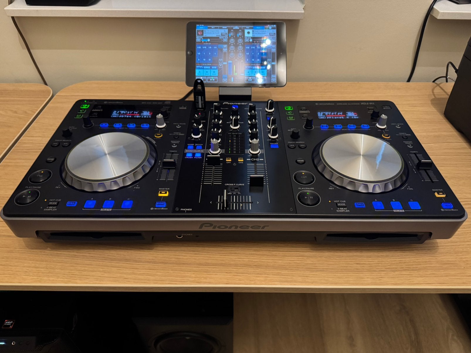 Foto 2 van Pioneer XDJ-R1 DJ Controller DJ Set + Draagtas | Rekordbox