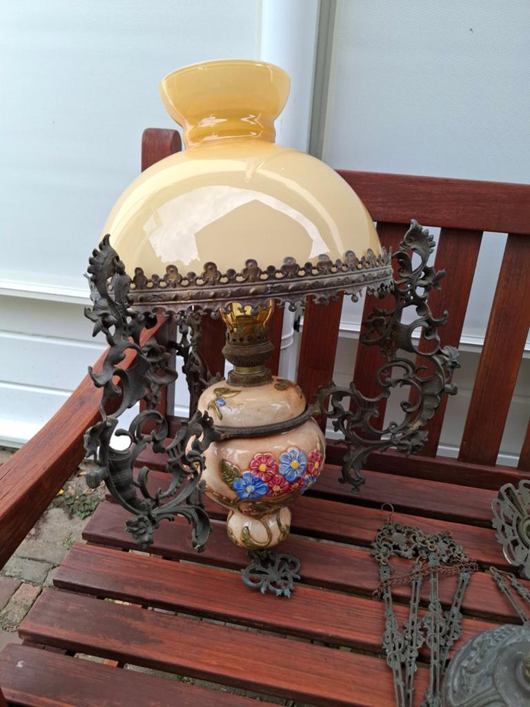 Antieke olielamp met bloemmotief en zware bol, Antiek en Kunst, Antiek | Lampen, Ophalen