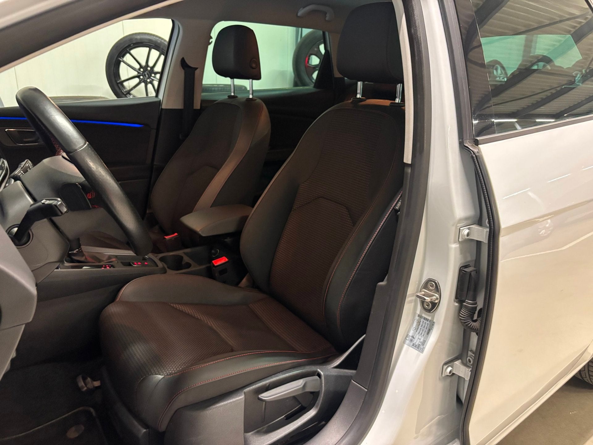 Seat Leon ST 1.5 TSI FR|Carplay|Stoelverw|Cruise|Camera, 4 cilinders, Leon, Leder en Stof, Wit