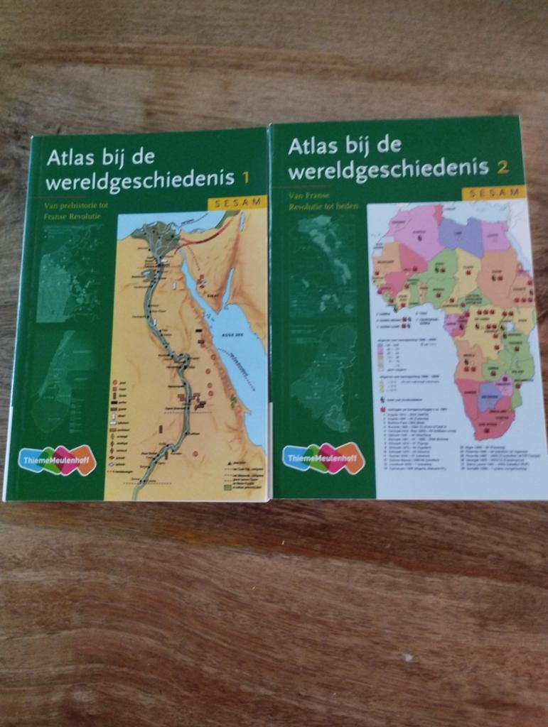 Atlas bij de wereldgeschiedenis 1 & 2 - Thiememeulenhoff, Thiememeulenhoff, Ophalen of Verzenden, Zo goed als nieuw, MBO
