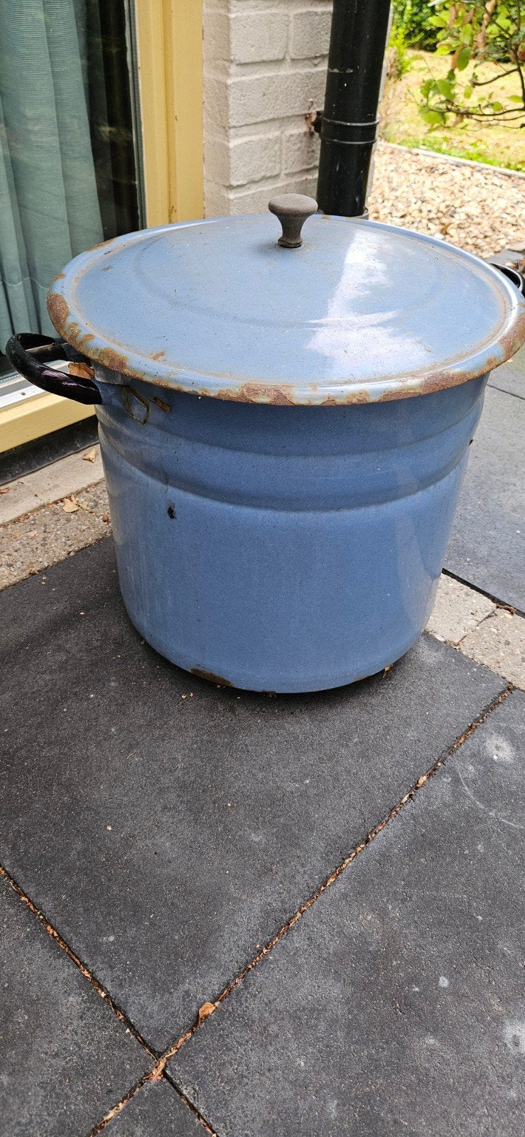 emaille wasteil met deksel, Ophalen