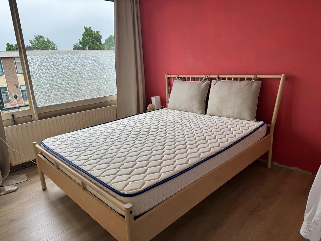 2 persoons bed Bjorksnas incl lattenbodem en matras, Ophalen, Beige, Tweepersoons, Zo goed als nieuw