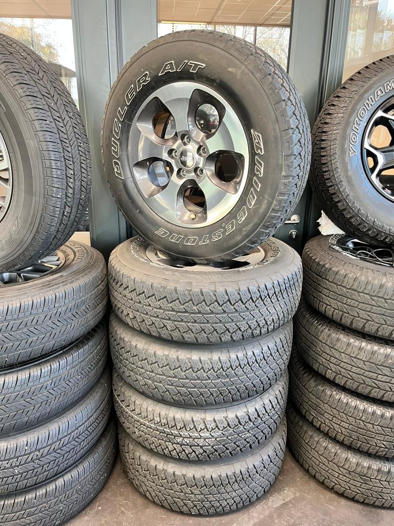 5 Jeep Wrangler JK Sahara velgen + Bridgestone banden, Auto-onderdelen, Banden en Velgen, Ophalen, 18 inch, Gebruikt, 255 mm