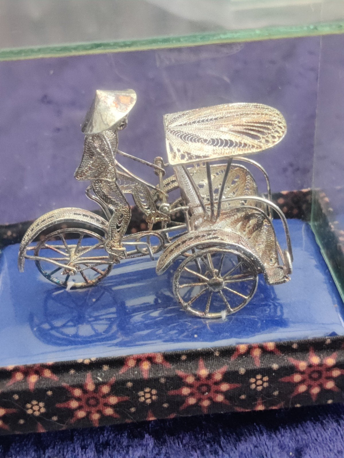 Zilverkleurige riksja miniatuur in vitrine, Ophalen of Verzenden, Zo goed als nieuw