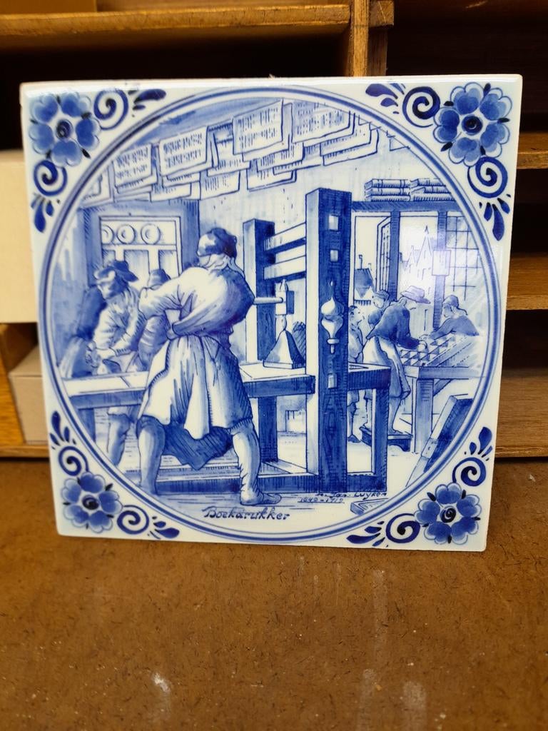 Delfts Blauw Tegel 'De Boekdrukker' - Historische Scène, Ophalen of Verzenden