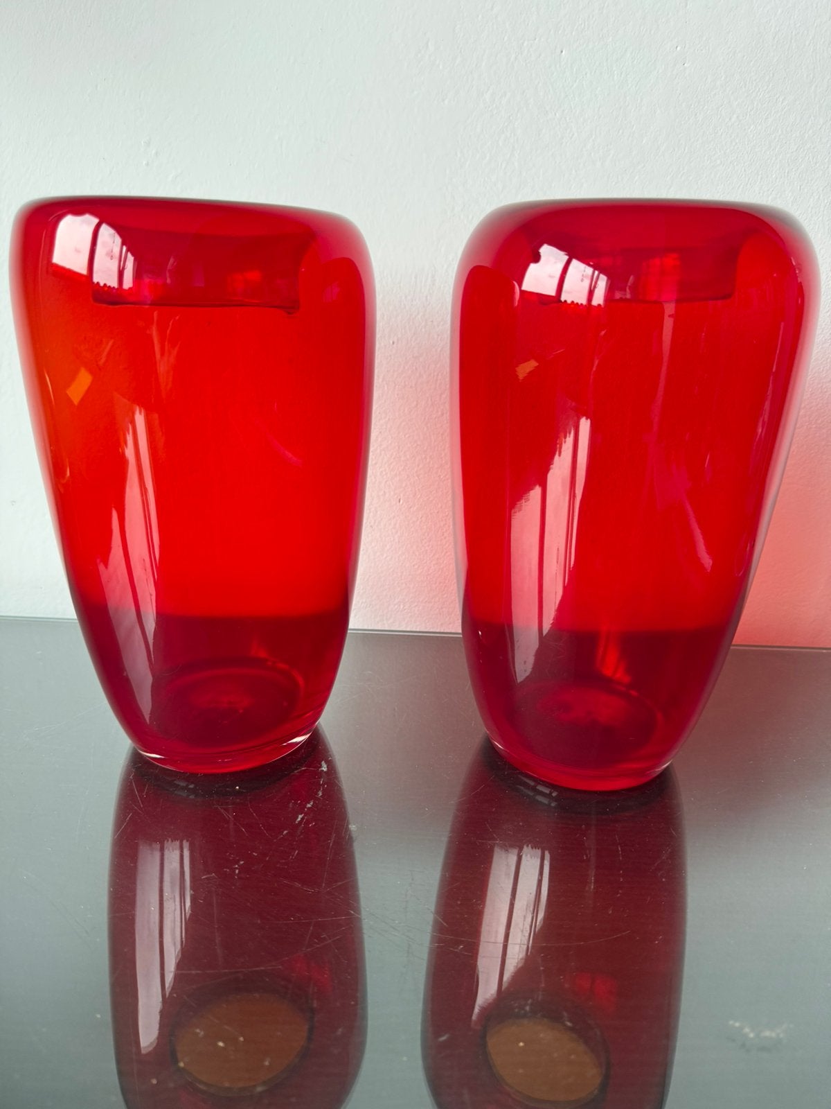 Twee dieprode vazen met bijzondere halsopening, Ophalen of Verzenden, Zo goed als nieuw, Rood, Glas