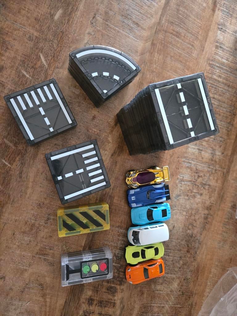 Magnetische racebaan met auto's en accessoires, Kinderen en Baby's, Speelgoed | Speelgoedvoertuigen, Ophalen of Verzenden, Zo goed als nieuw