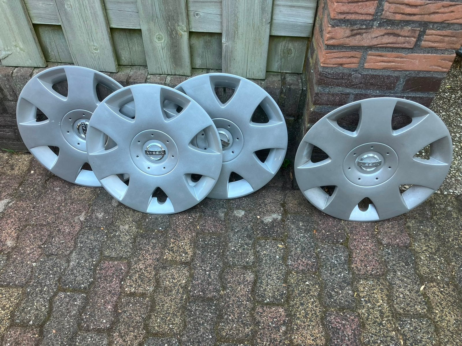 Te koop nissan wieldoppen 16 inch, Ophalen of Verzenden, Zo goed als nieuw
