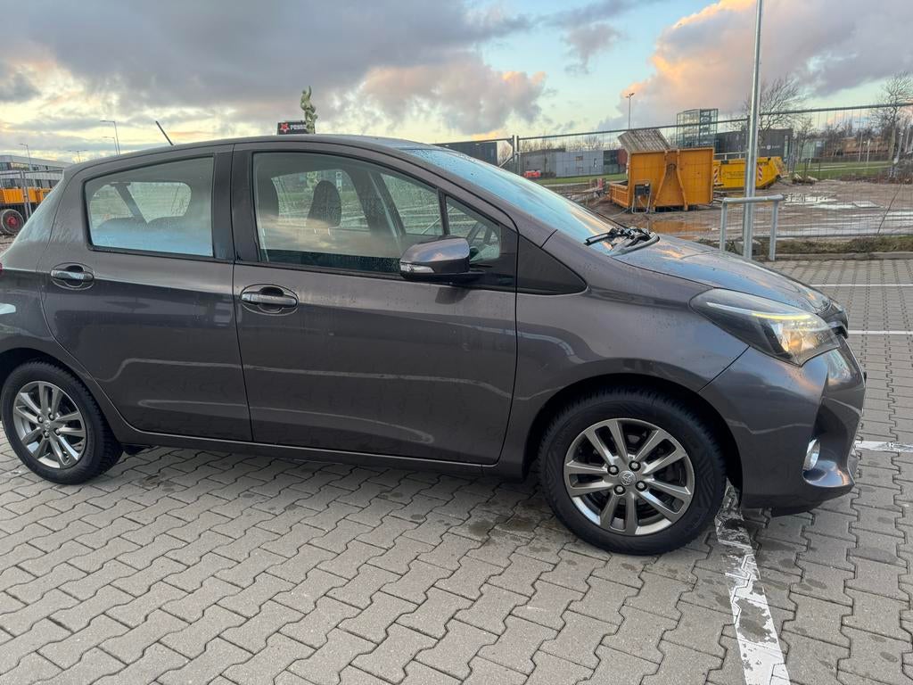 Toyota Yaris 1.3 73KW 5DR 2016 Grijs, 40 €/maand, Zwart, 4 cilinders, Handgeschakeld
