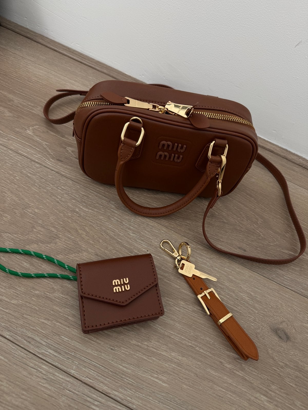 Miu miu tas bruin, Sieraden, Tassen en Uiterlijk, Tassen | Damestassen, Ophalen of Verzenden, Zo goed als nieuw, Bruin, Handtas