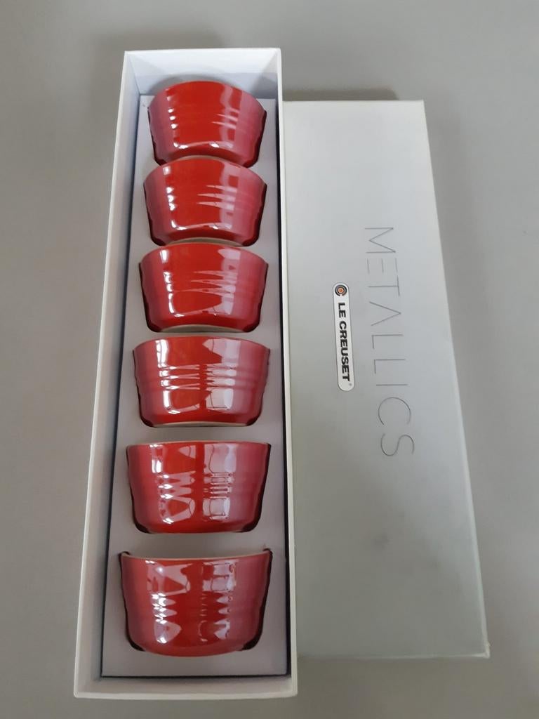 Le Creuset Set van 6 Ramekins Metallic Cherry, Huis en Inrichting, Keuken | Servies, Ophalen of Verzenden, Nieuw, Overige stijlen