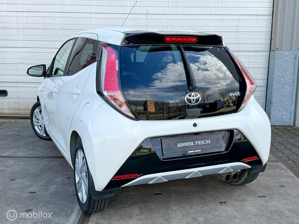 Toyota Aygo 1.0 VVT-i x-sport cruise Carplay Camera Leder, Auto's, Toyota, Voorwielaandrijving, Gebruikt, Euro 6, 4 stoelen