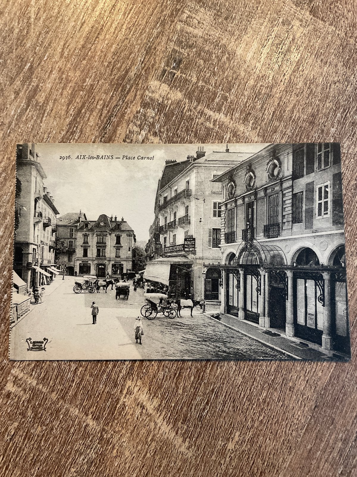 Oude ansichtkaart Aix-les-Bains - Place Carnot, Ophalen of Verzenden, Gelopen, Frankrijk