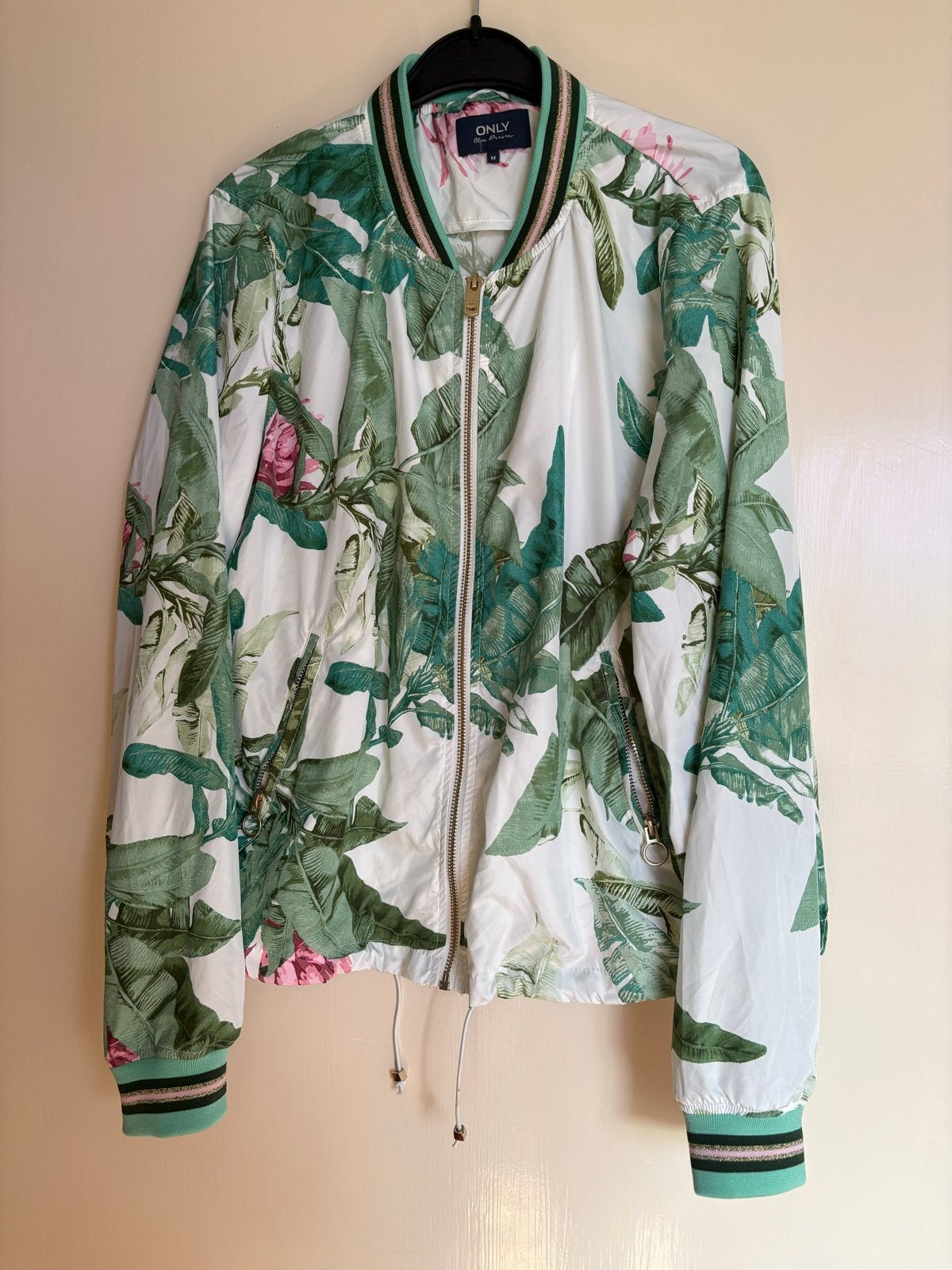 ONLY Bomberjack met tropische print - Maat M, Ophalen of Verzenden, Zo goed als nieuw, Maat 38/40 (M), Groen