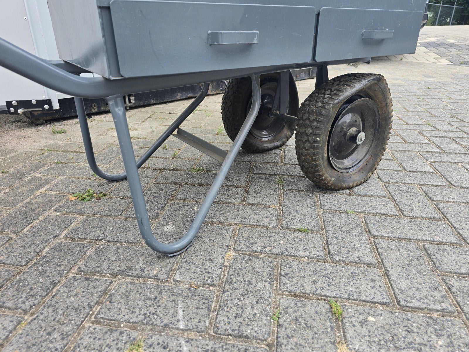 Stevige kruiwagen met dubbele voorwielen en opslag, Tuin en Terras, Kruiwagens, Ophalen of Verzenden, Gebruikt