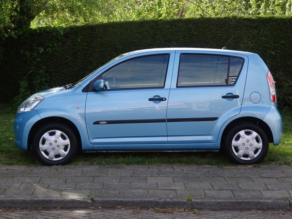 Daihatsu Sirion 2 1.0-12V Premium met Radio en Nieuwe APK, Stof, Gebruikt, Blauw, Bedrijf