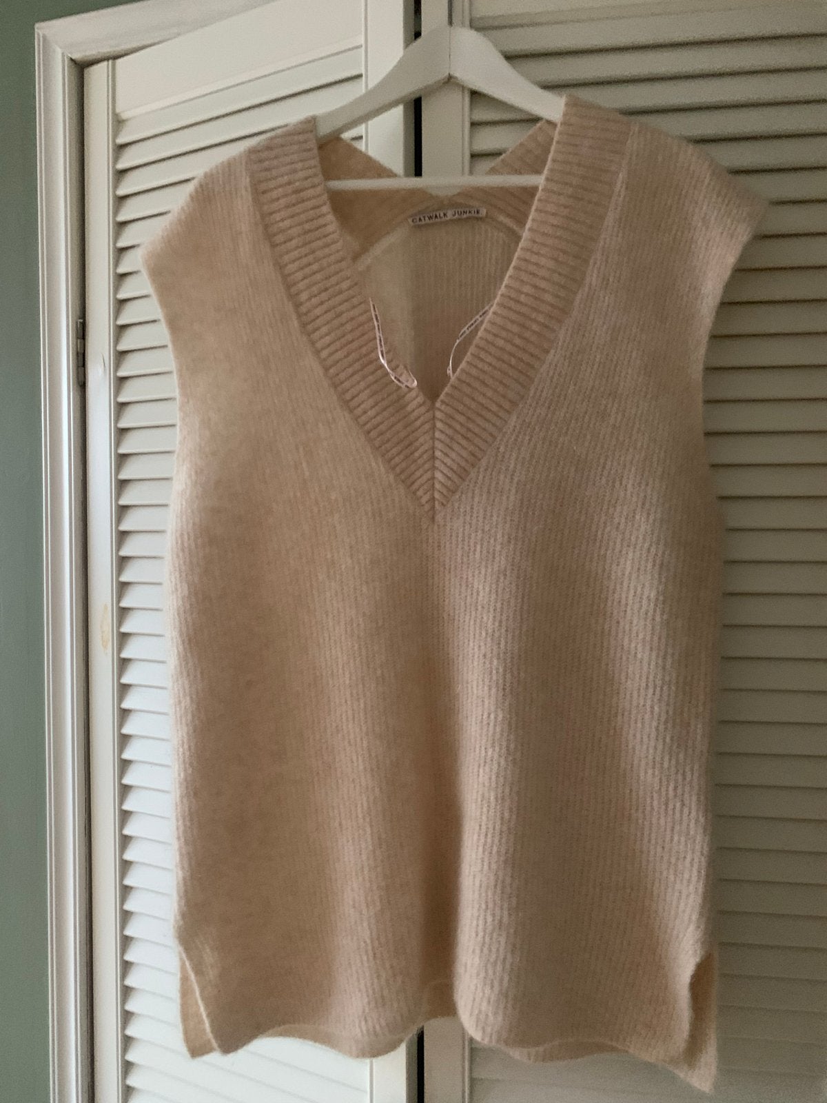Catwalk Junkie Trui - Crème V-hals Mouwloos, Kleding | Dames, Ophalen of Verzenden, Zo goed als nieuw, Maat 38/40 (M), Beige