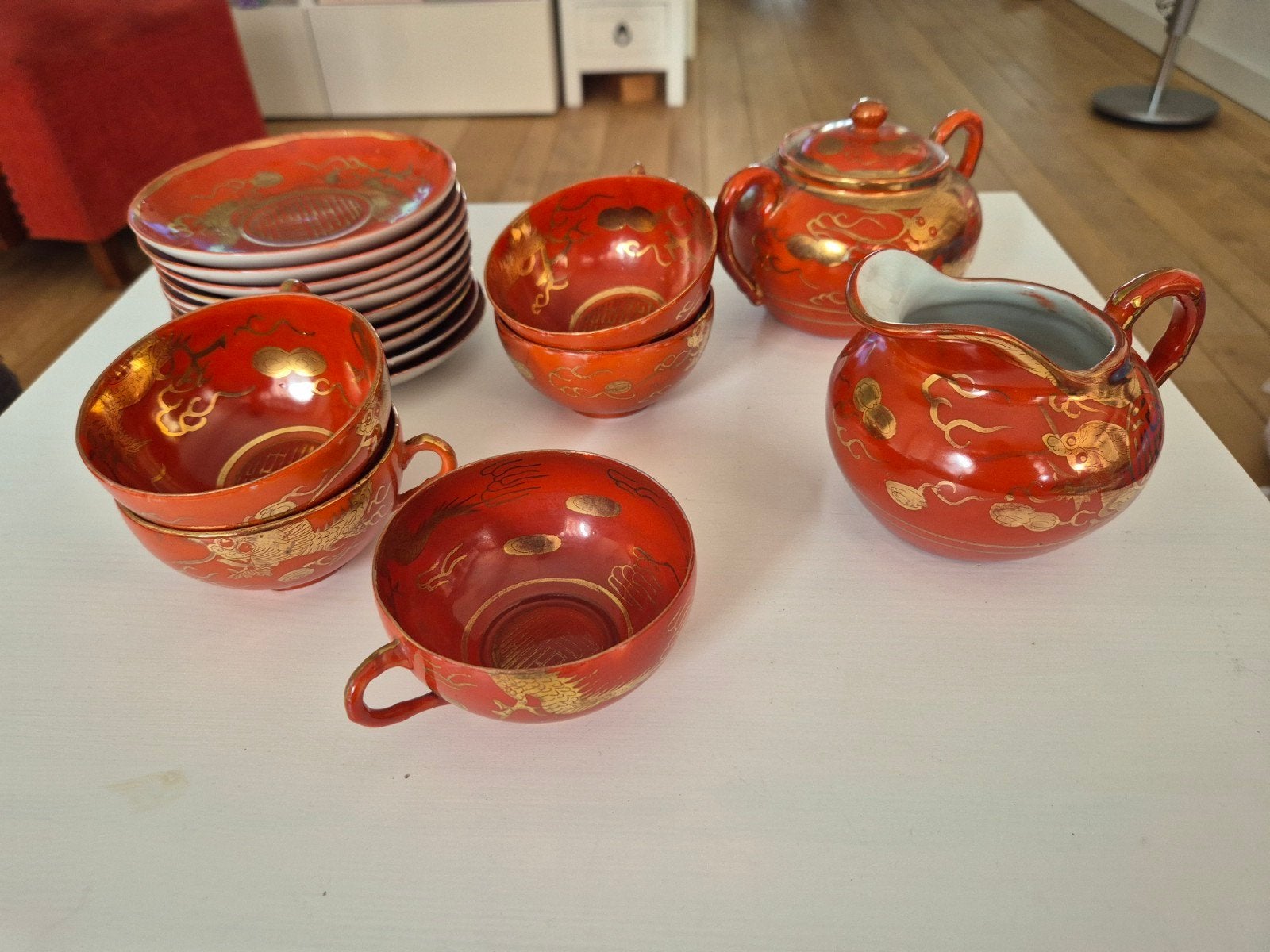 Vintage Chinees theeservies rood met goudkleurige draken, Antiek en Kunst, Antiek | Servies compleet, Ophalen of Verzenden