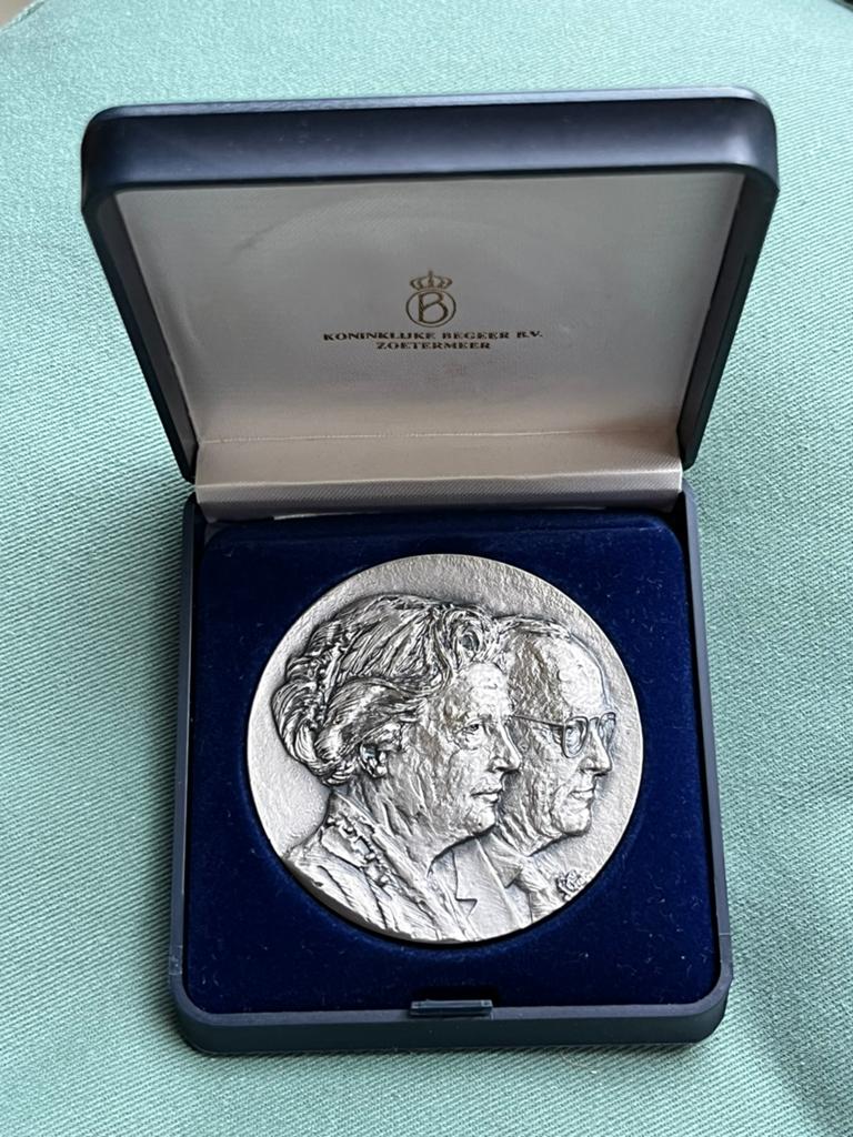 Zilveren penning 50-jarig huwelijk Juliana & Bernhard, Ophalen of Verzenden, Zilver