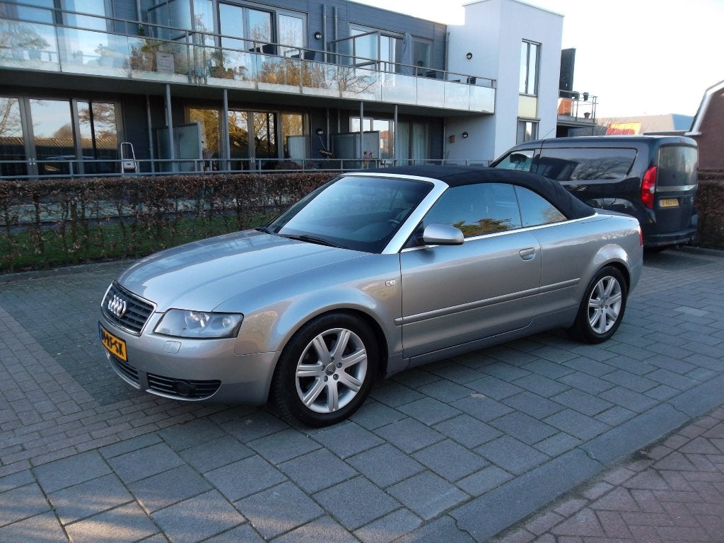 Audi A4 2.4 V6 125KW Cabrio 2002 Grijs Airco Nieuwe APK, Auto's, Audi, Voorwielaandrijving, Zwart, Cabriolet, 4 stoelen