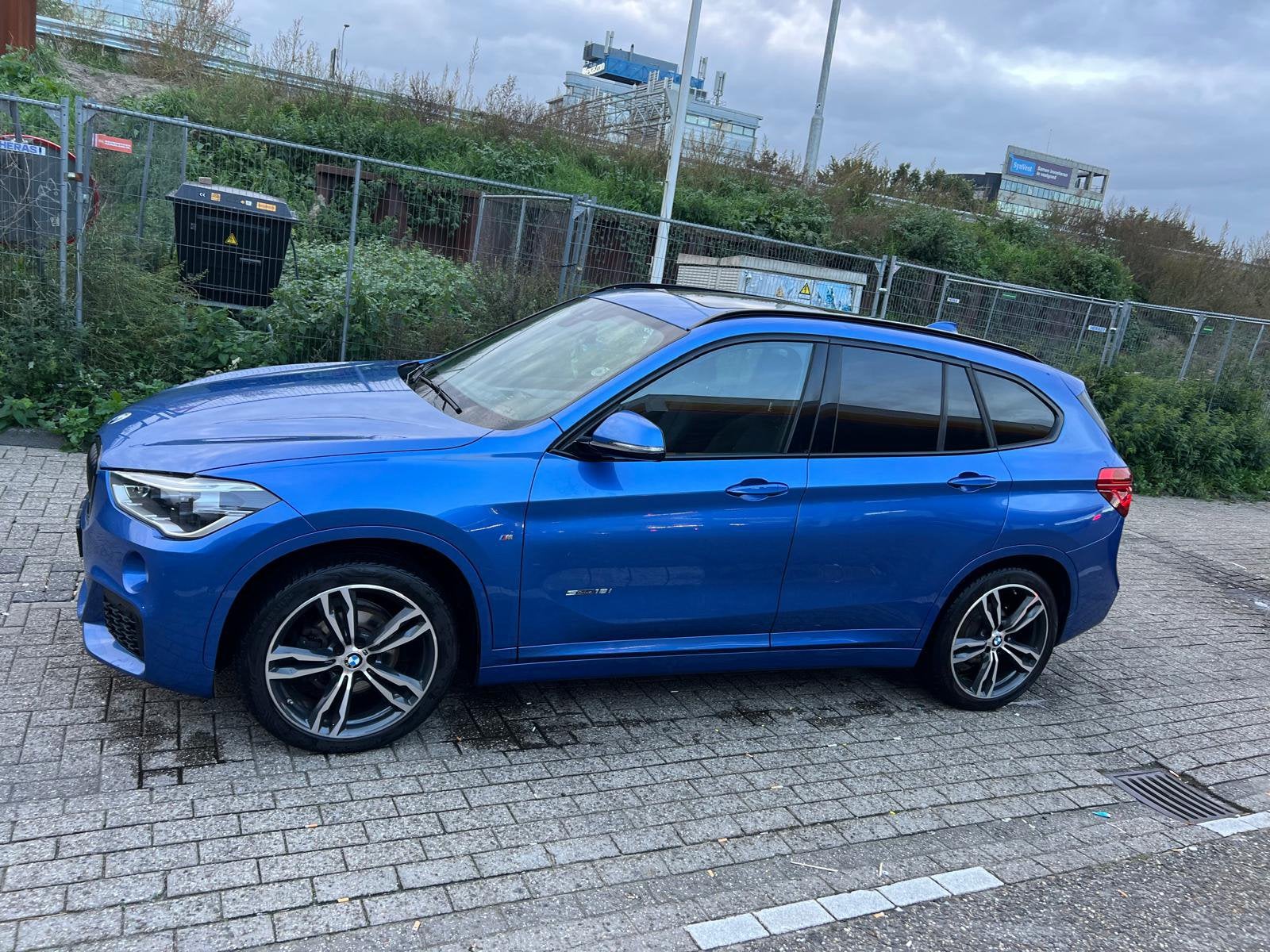 BMW X1 M pakket Sdrive18i 140pk Aut 2017, Auto's, Dealer onderhouden, Blauw, Alcantara, 75 €/maand