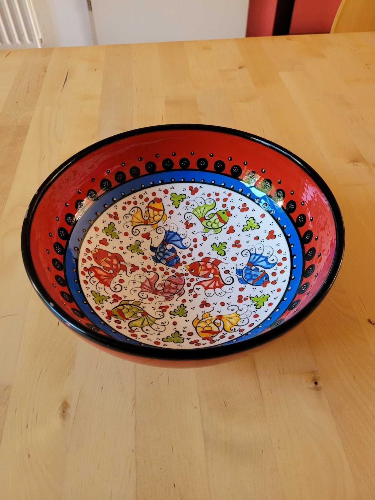 Schaal Bowls & Dishes Nimet handmade 21 cm rood met vissen, Porselein of Keramiek, Rond, Ophalen of Verzenden, Zo goed als nieuw