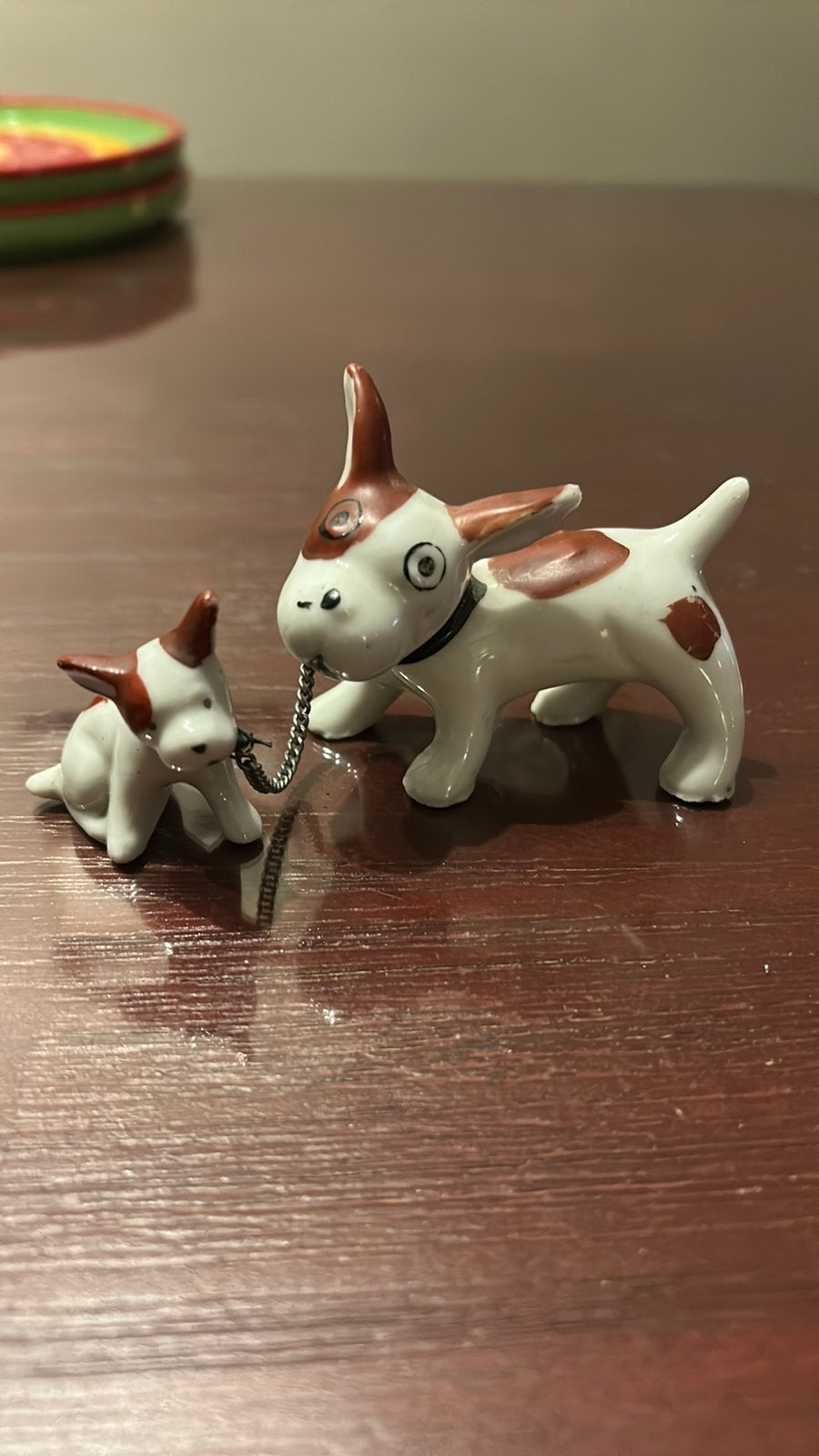 Vintage hondenbeeldje bull dog terriër met pup aan ketting, Ophalen of Verzenden, Gebruikt, Dier
