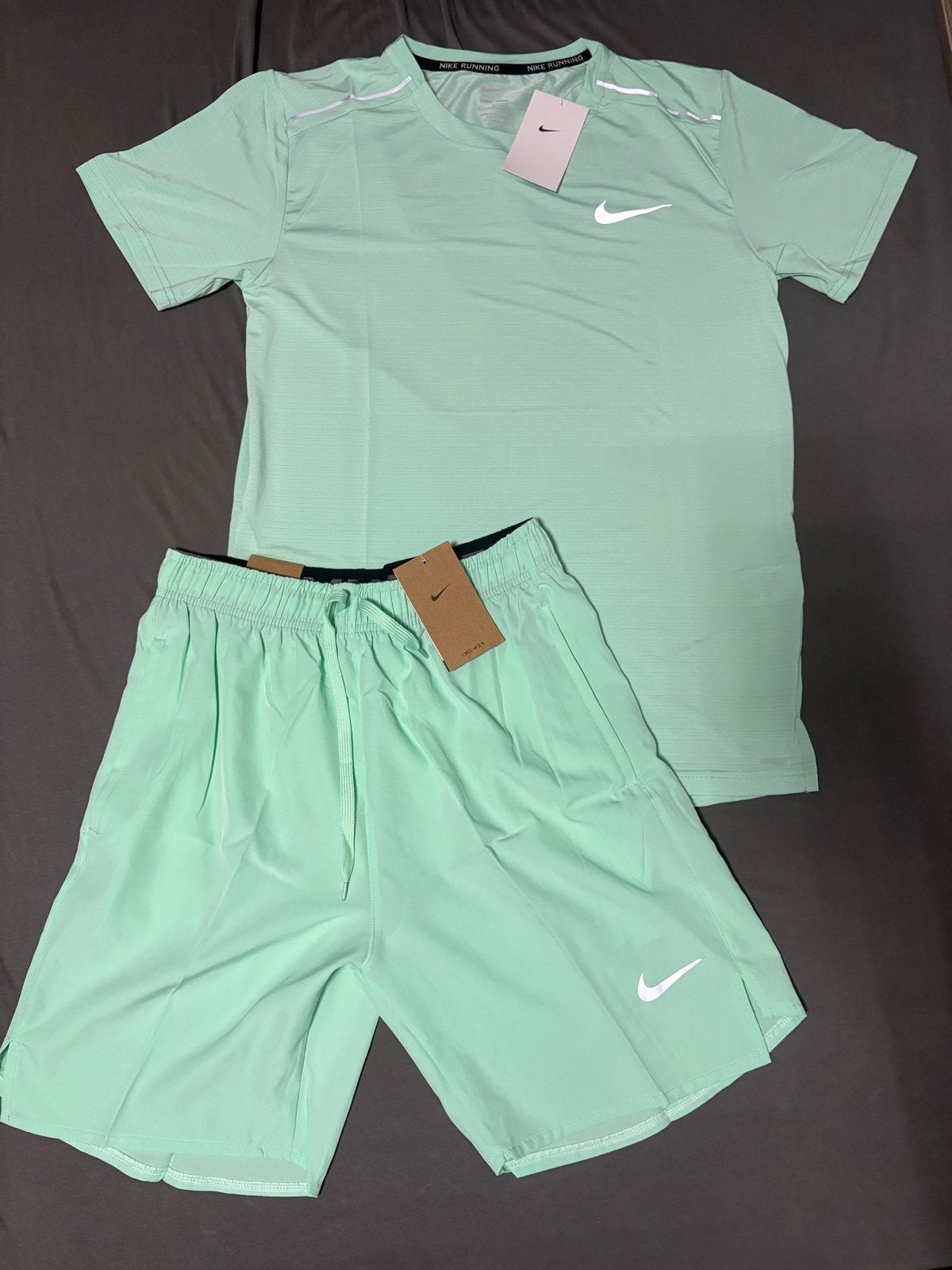 Nike hardloopset: T-shirt en korte broek (nieuw), Nieuw, Hardlopen of Fietsen, Groen, Verzenden