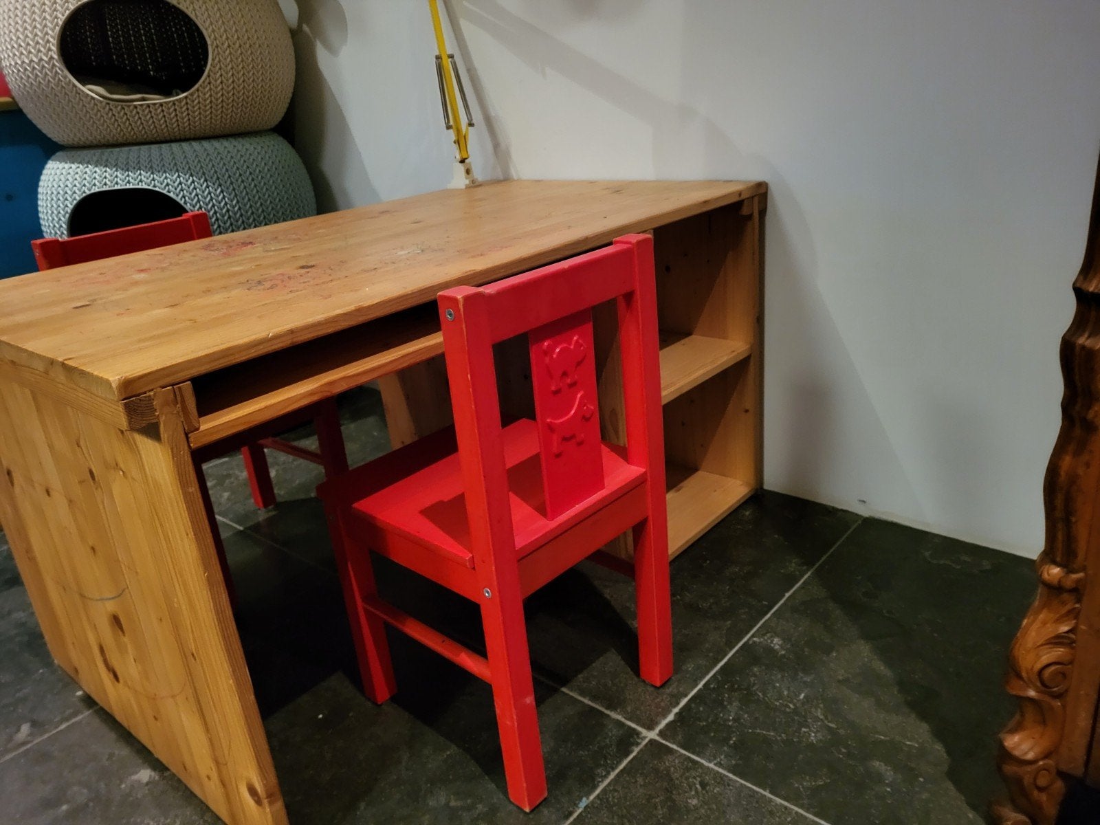 Kinder knutseltafel met 2 stoeltjes, Ophalen, Gebruikt