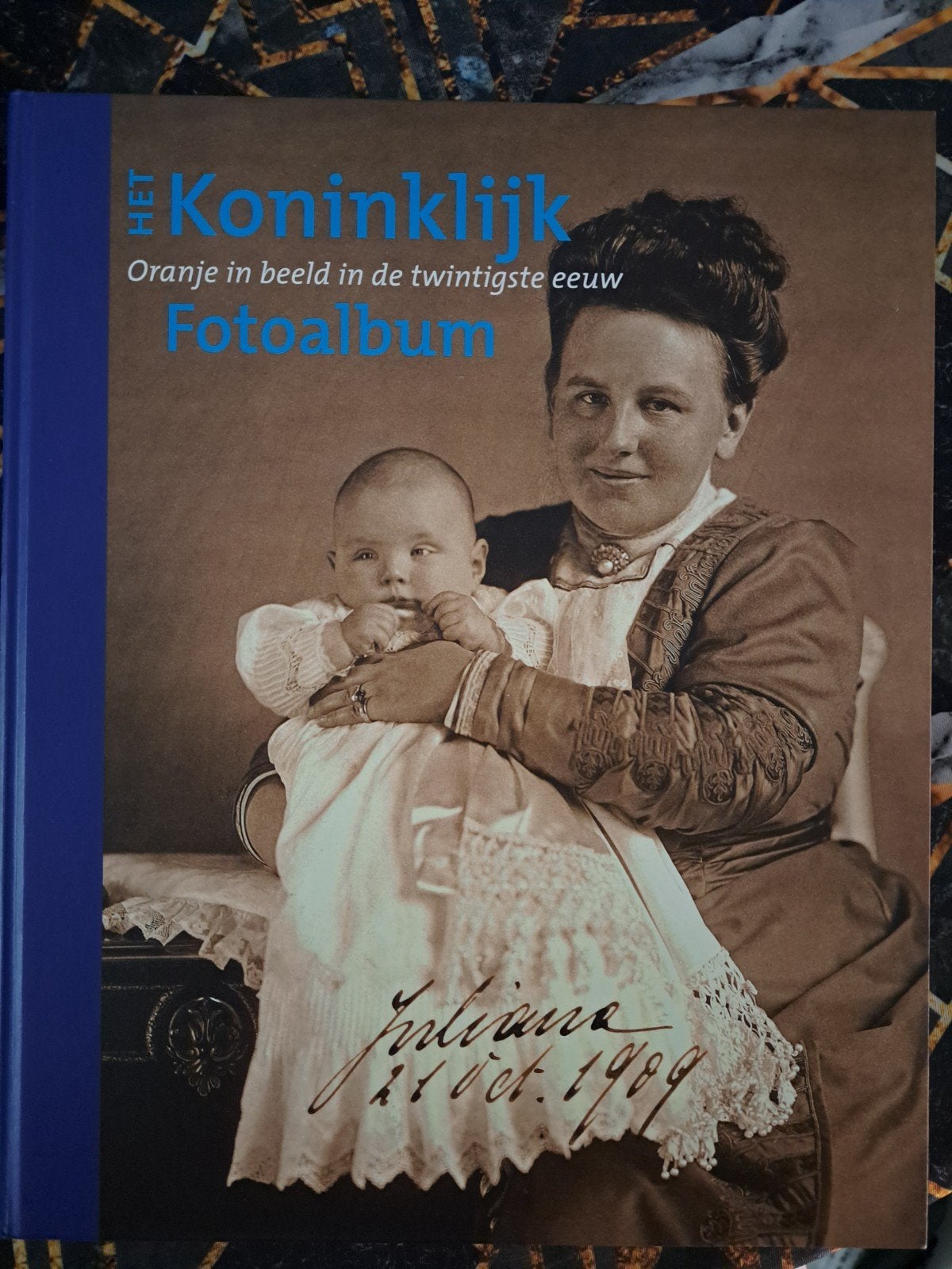 Het Koninklijk Fotoalbum: Oranje in beeld in de 20e eeuw, Europa, Ophalen of Verzenden, Zo goed als nieuw, 20e eeuw of later