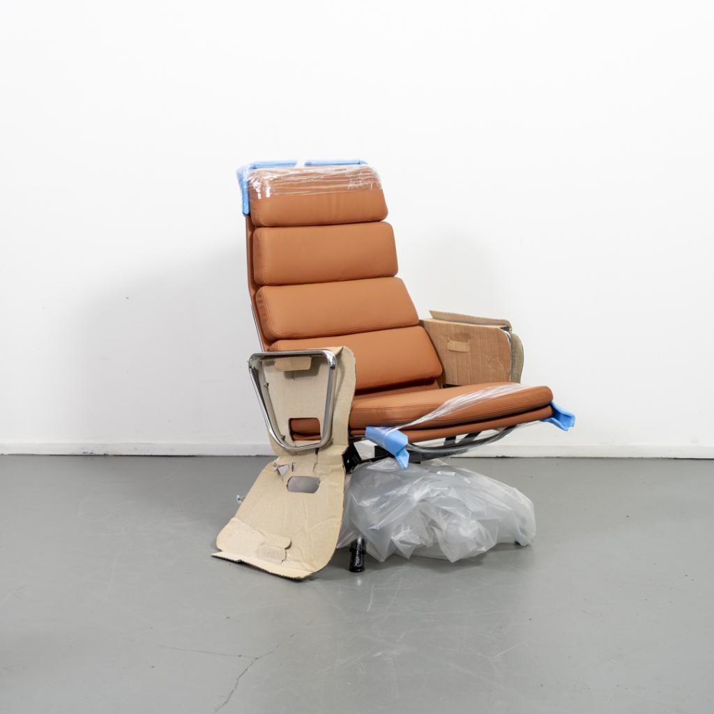 2x Vitra EA 222 Loungechair Cognac Leer - Chroom