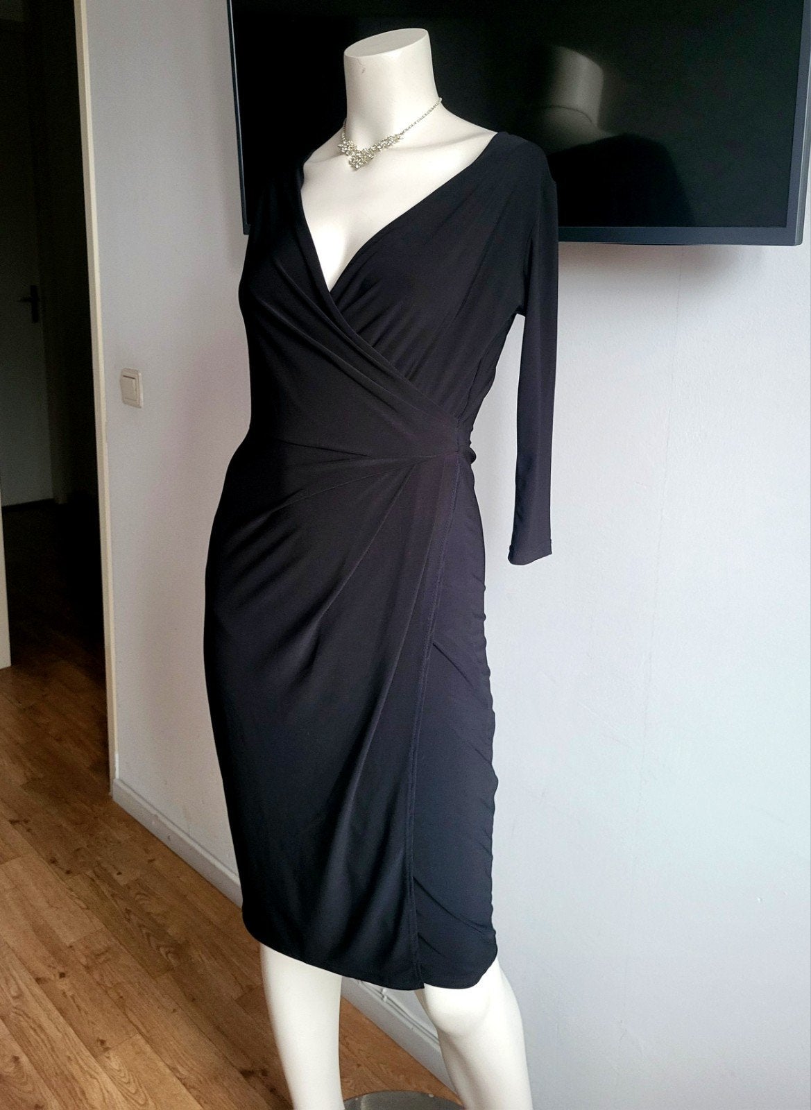 Zwarte midi jurk met 3/4 mouwen en overslag design, Kleding | Dames, Zwart, Ophalen of Verzenden, Zo goed als nieuw, Knielengte