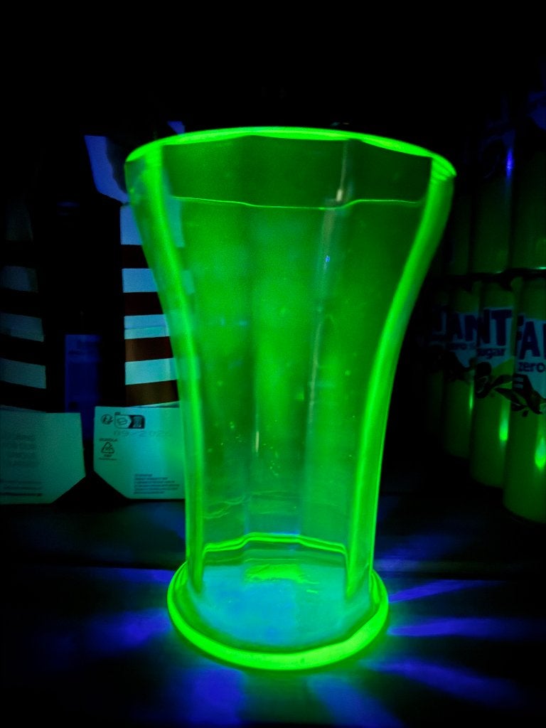 Uranium glazen vaas, Ophalen