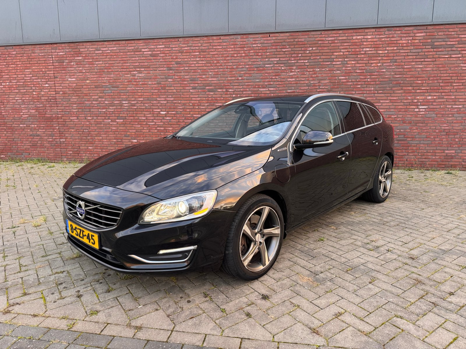 Volvo V60 D6 215pk Plug-in Hybrid 2013 Zwart, Auto's, 1849 kg, 1800 kg, Zwart, Particulier
