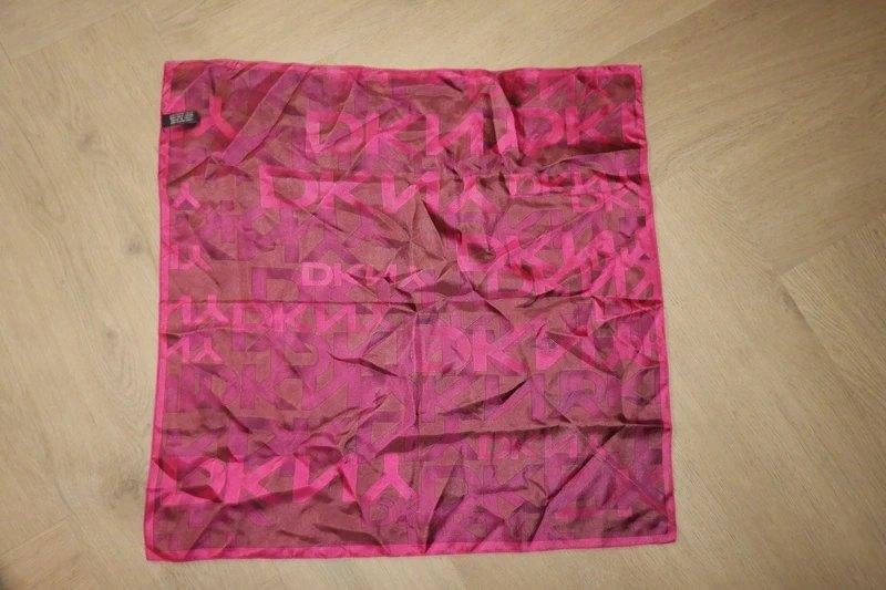 DKNY shawl zijde paars roze tinten merk in de stof., Kleding | Dames, Mutsen, Sjaals en Handschoenen, Verzenden, DKNY, Zo goed als nieuw