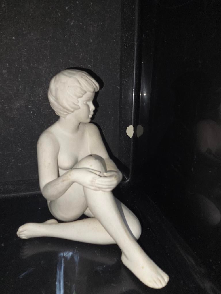 Beeldje van een zittende vrouw Goebel, Verzamelen, Beelden en Beeldjes, Ophalen of Verzenden, Zo goed als nieuw, Mens