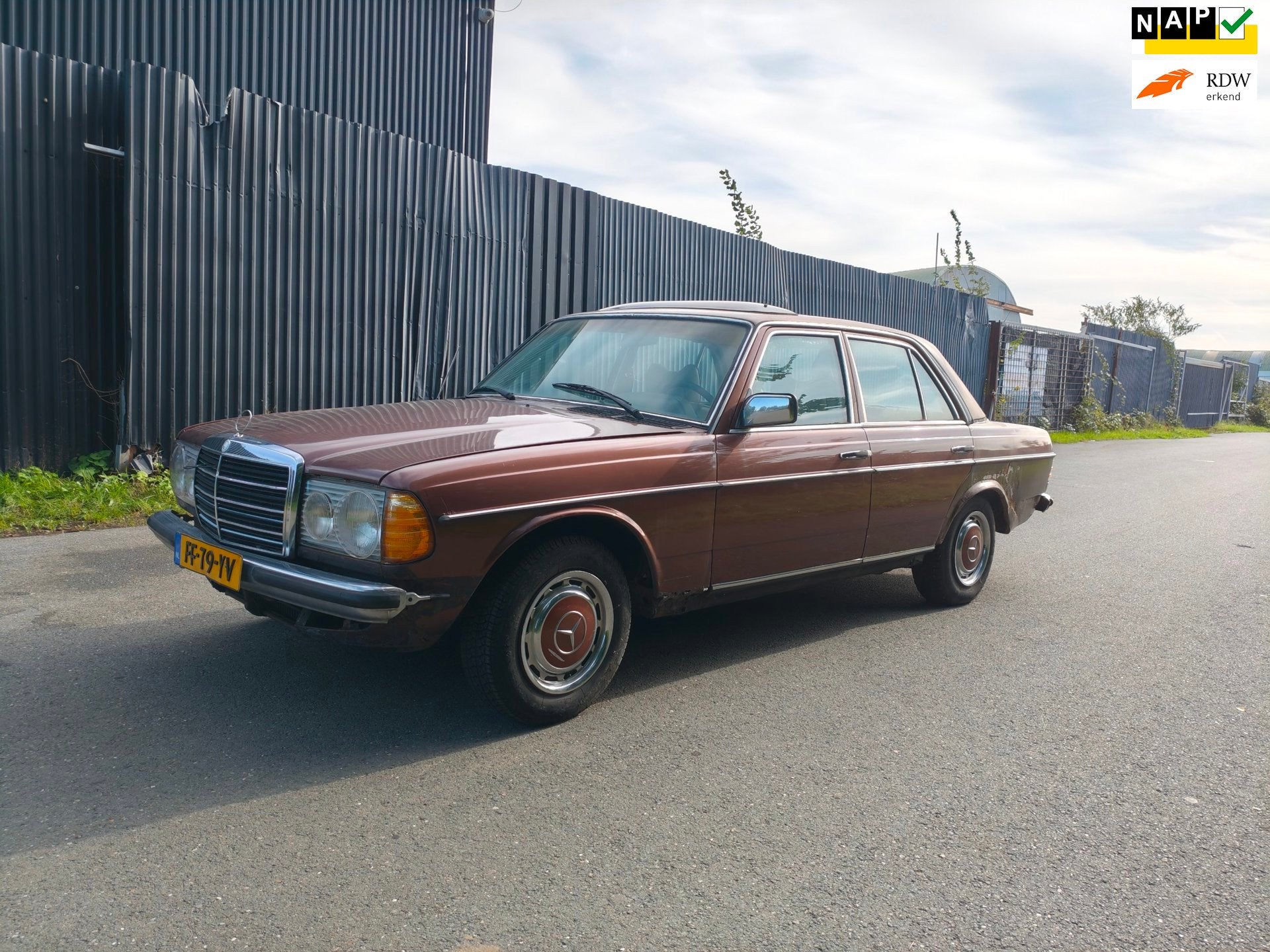 Mercedes-Benz 200-280 (W123) 250 Automaat, Auto's, Automaat, Gebruikt, Beige, Origineel Nederlands