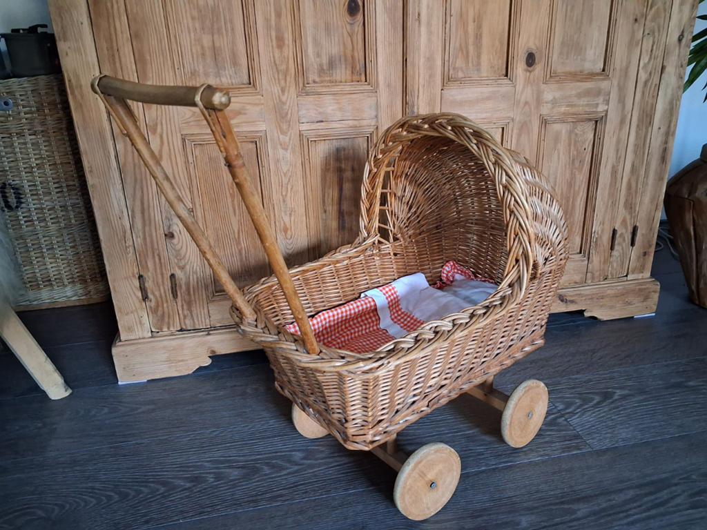 Brocante Rotan poppenwagen incl dekentje en kussen, Ophalen