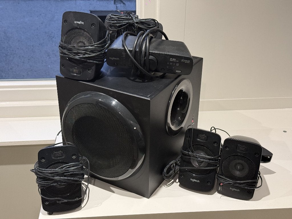 Logitech z906 complete 5.1 surround system + wandmontage, Zo goed als nieuw, Complete surroundset, 120 watt of meer, Ophalen