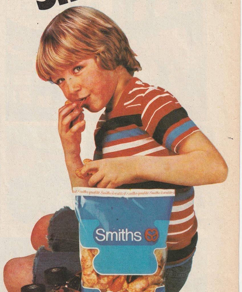 Retro reclame 1977 Smiths chips jongetje met blauwe zak, Verzamelen, Retro, Verzenden, Overige typen