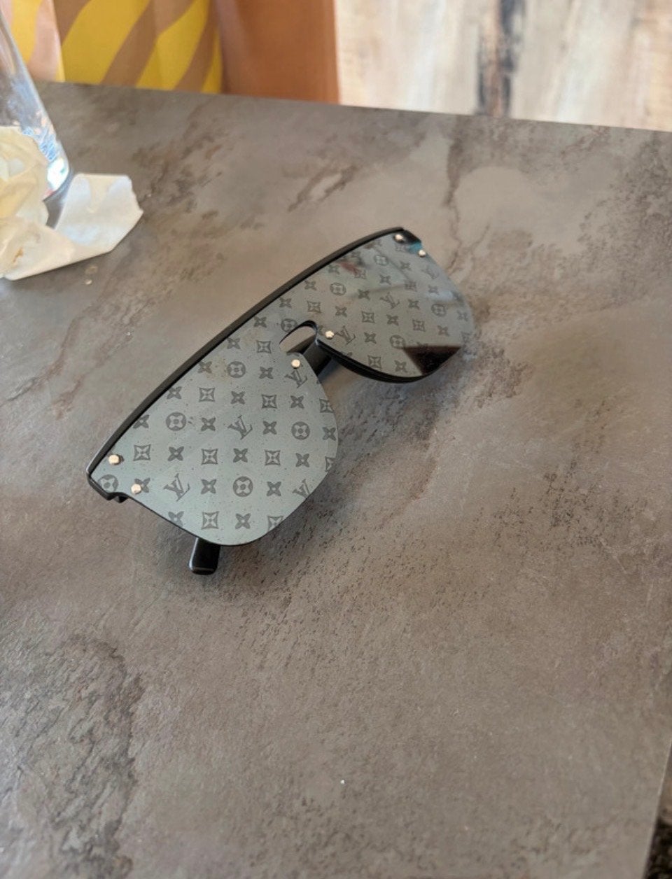 Louis Vuitton Waimae Zonnebril - Zo goed als nieuw, Sieraden, Tassen en Uiterlijk, Overige merken, Zonnebril, Zwart, Ophalen of Verzenden