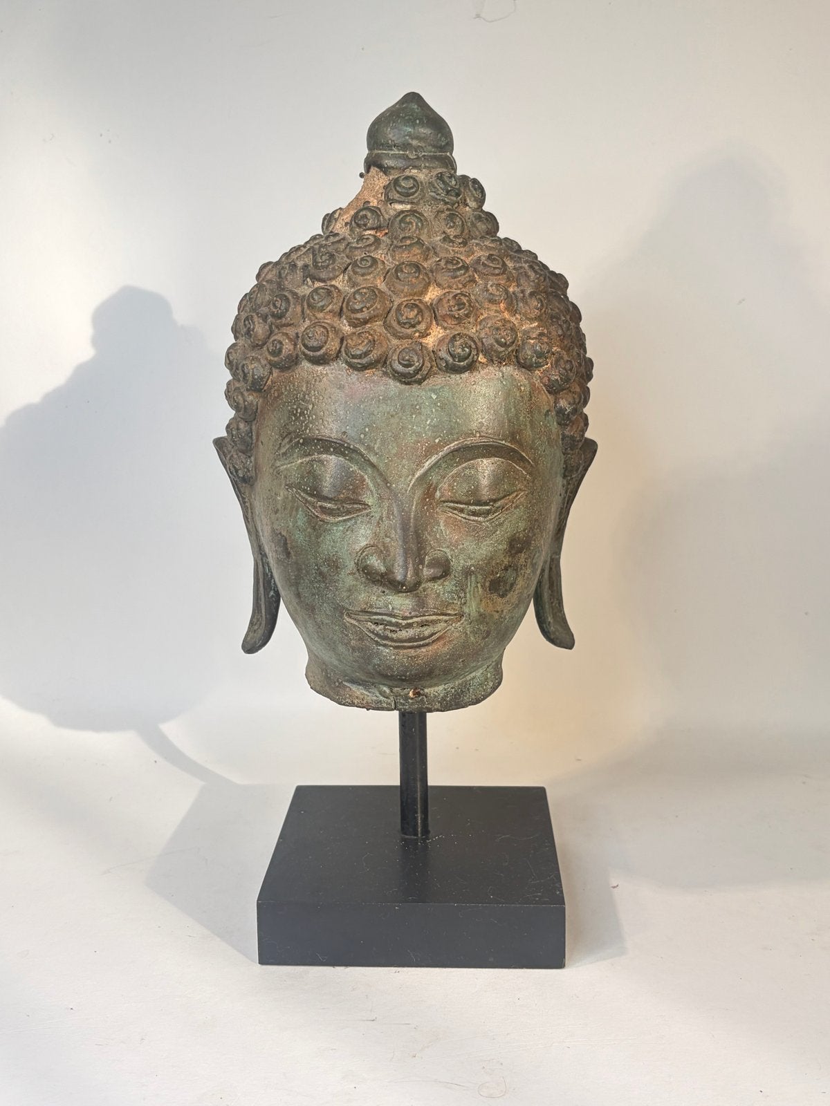 Antiek bronzen Boeddha hoofd op standaard, 38 cm, Antiek en Kunst, Op standaard, Ophalen of Verzenden, Groen, Overige herkomsten